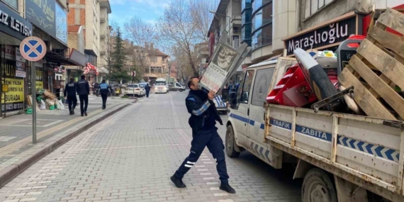 Tavşanlı’da yaya yolunu işgal eden duba ve reklam panoları toplanıyor