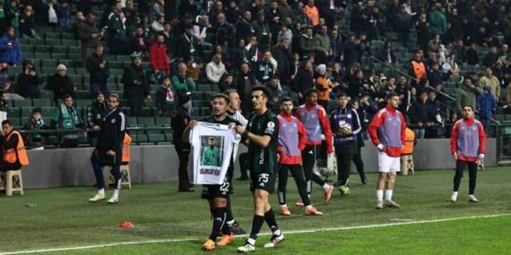 Tayfur Bingöl attığı golden sonra Uğurcan Bekçi tişörtü açtı