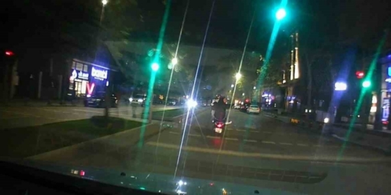 Tehlikeli motosiklet yolculuğu kamerada