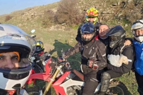 Tek başına buldukları yeni doğmuş kuzuyu 3 kilometre ötedeki annesi ile kavuşturdular