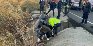 Tekirdağ’da su kanalına düşen otomobildeki çift yaralandı