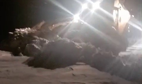 Tekman’da karla mücadele ekipleri kapalı mahalle yollarını açmak için seferber oldu