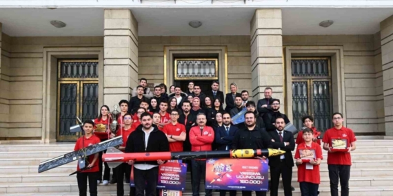 TEKNOFEST’te derece elde eden öğrenciler Vali Aksoy’u ziyaret etti
