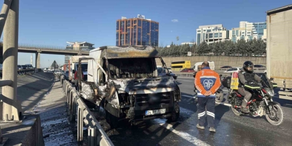 TEM Otoyolu’nda araç alev aldı, sürücü son anda kurtuldu