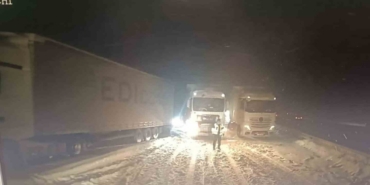 TEM Otoyolu’nun Bolu geçişi Ankara istikametinde 3 tırın yolu kapatması sonucu ulaşım durdu