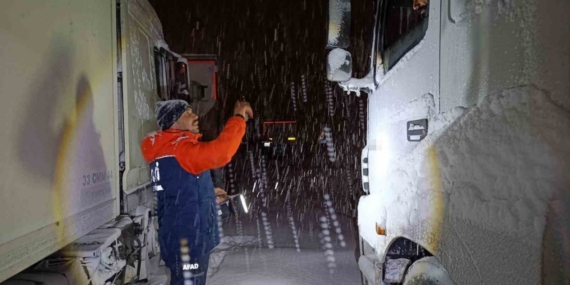 Tendürek’te tipi nedeniyle onlarca araç yolda kaldı