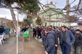 Ters yönde gelen aracın çarpmasıyla hayatını kaybeden 2 kişi son yolculuğuna uğurlandı