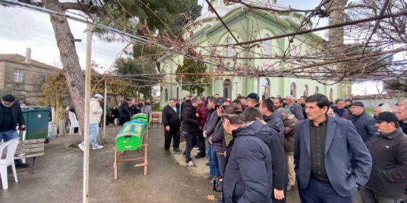 Ters yönde gelen aracın çarpmasıyla hayatını kaybeden 2 kişi son yolculuğuna uğurlandı