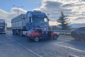 Tır, çarptığı otomobili 20 metre sürükledi