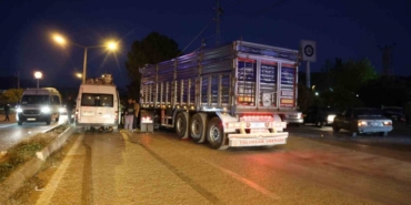 Tır işçi minibüsüne çarptı: 2 yaralı