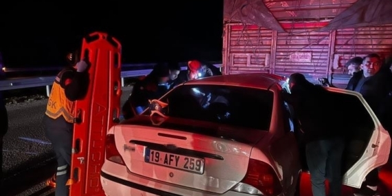 Tıra çarpan otomobil hurdaya döndü: 1 ölü