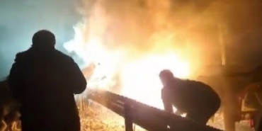 Tırda çıkan yangını söndürmek için elleriyle kar attılar