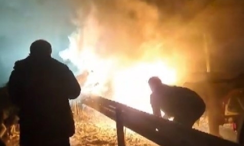 Tırda çıkan yangını söndürmek için elleriyle kar attılar