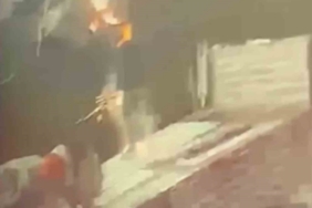 Tırdan yük indiren şahsa yıldırım isabet ettiği anlar kamerada