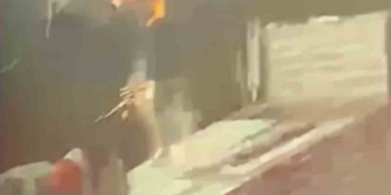 Tırdan yük indiren şahsa yıldırım isabet ettiği anlar kamerada