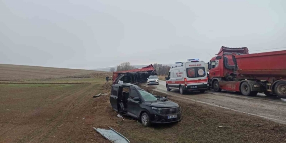 Tırın dorsesi hafif ticari aracın üzerine devrildi: 2 yaralı