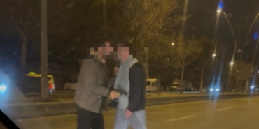 Tırın önüne atladı, trafiği kilitledi