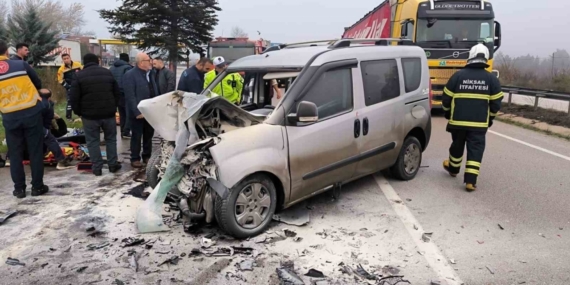 Tırla çarpışan hafif ticari araç alev aldı: 5 yaralı