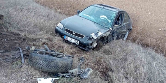 Tokat’ta iki otomobil kafa kafaya çarpıştı: 3 yaralı