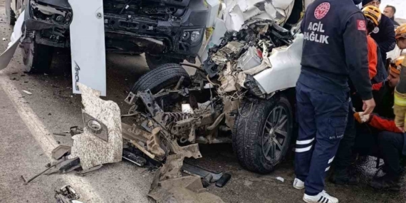 Tokat’ta kamyonet ile tır çarpıştı: 1 ölü, 2 yaralı