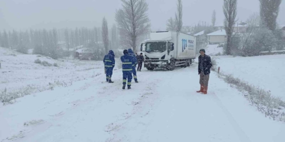 Tokat’ta kar yağışı ulaşımı olumsuz etkiledi