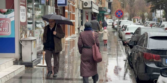 Tokat’ta kent merkezinde yağmur, yüksek kesimlerinde ise kar etkili oldu