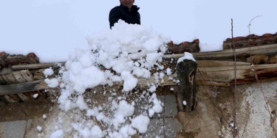 Toprak damlı evlerde yaşayan vatandaşlar baca küreme işine koyuldu