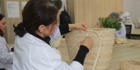 Topraktan gelen miras tasarımla buluştu: Mısır kabuğu kadınların elinde hayat buluyor