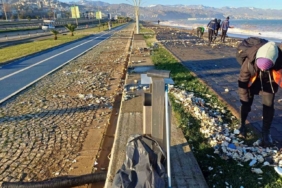Trabzon’da fırtınada dalgaların sahile getirdiği atıklar temizleniyor