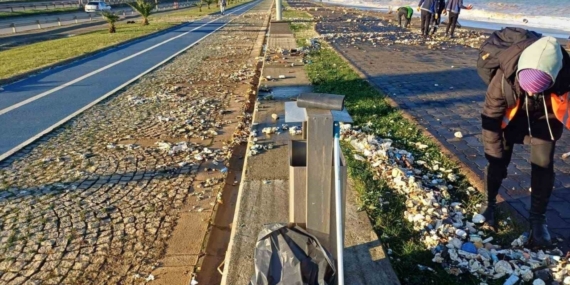 Trabzon’da fırtınada dalgaların sahile getirdiği atıklar temizleniyor