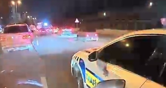 Trafikte kalan ambulansa motosikletli kurye yardımıyla yol açıldı