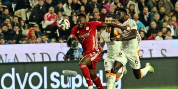 Trendyol Süper Lig: Antalyaspor: 0 - Galatasaray: 2 (İlk yarı)