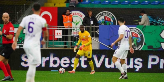Trendyol Süper Lig: Çaykur Rizespor: 1 - Eyüpspor: 0 (İlk yarı)