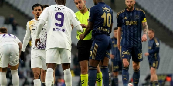 Trendyol Süper Lig: Eyüpspor: 0 - Fenerbahçe: 2 (İlk yarı)