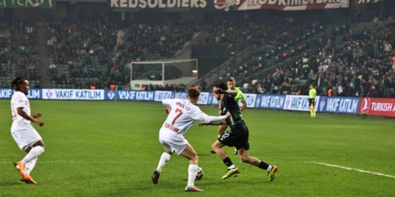 Trendyol Süper Lig: Kocaelispor: 2 - Antalyaspor: 1 (İlk yarı)
