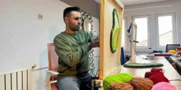 Tüm birikimi ile açtığı halı dokuma atölyesinde hayallerini kumaşa döküyor