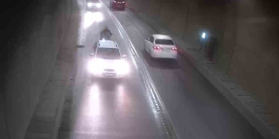 Tünelde bir anda duran otomobile motosiklet çarptı: Kaza anı kamerada