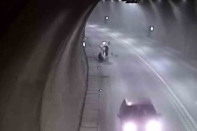 Tünelde motosikletle takla attı, bir dakika sonra yoluna devam etti