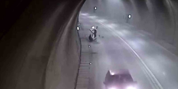 Tünelde motosikletle takla attı, bir dakika sonra yoluna devam etti
