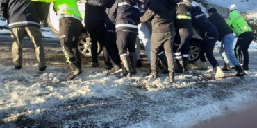 Türkeli’de buzlanma kazaya neden oldu: Otomobil yan yattı