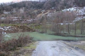 Türkeli’de kapanan yol gölete çıkıyor: Navigasyonla yola giren sürücü faciaya ramak kala durdu