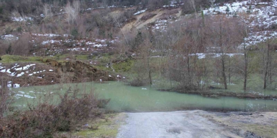Türkeli’de kapanan yol gölete çıkıyor: Navigasyonla yola giren sürücü faciaya ramak kala durdu