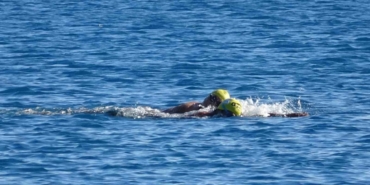 Türkiye kar esaretindeyken, Antalya’da kar manzarası eşliğinde denize girdiler