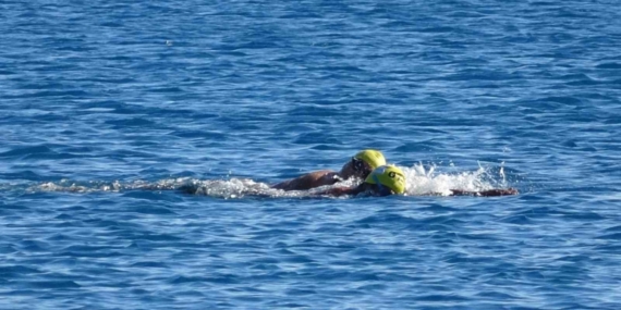 Türkiye kar esaretindeyken, Antalya’da kar manzarası eşliğinde denize girdiler