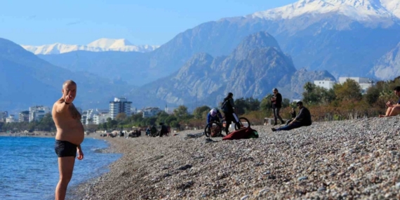 Türkiye karla mücadele ederken Antalya’da deniz sefası