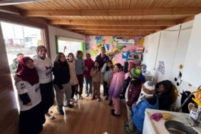 Türkiye’nin dört bir yanından gönderilen yılbaşı ikramlıkları öğrencilere ulaştırıldı