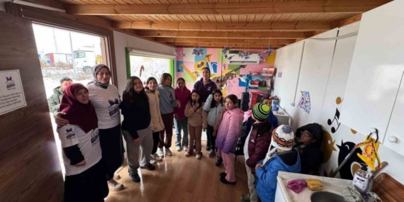 Türkiye’nin dört bir yanından gönderilen yılbaşı ikramlıkları öğrencilere ulaştırıldı