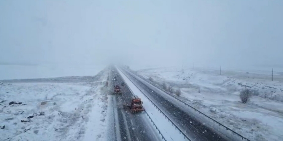 Turuncu kaplanların Bayburt-Gümüşhane yolunda karla mücadelesi sürüyor