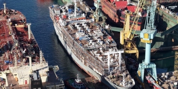 Tuzla’da yanan gemi söndürüldü