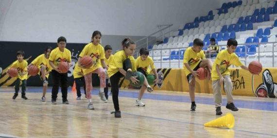 Ücretsiz Basketbol Kursları çocuklara hem spor hem gelecek sunuyor